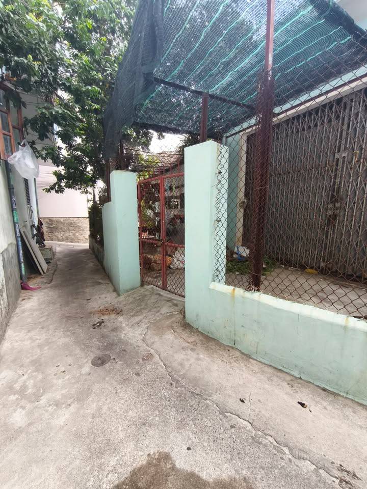 BÁN ĐẤT CÓ SẴN NHÀ CẤP 4 SAU 1 CĂN MẶT TIỀN NGUYỄN THÁI HỌC - QUY NHƠN