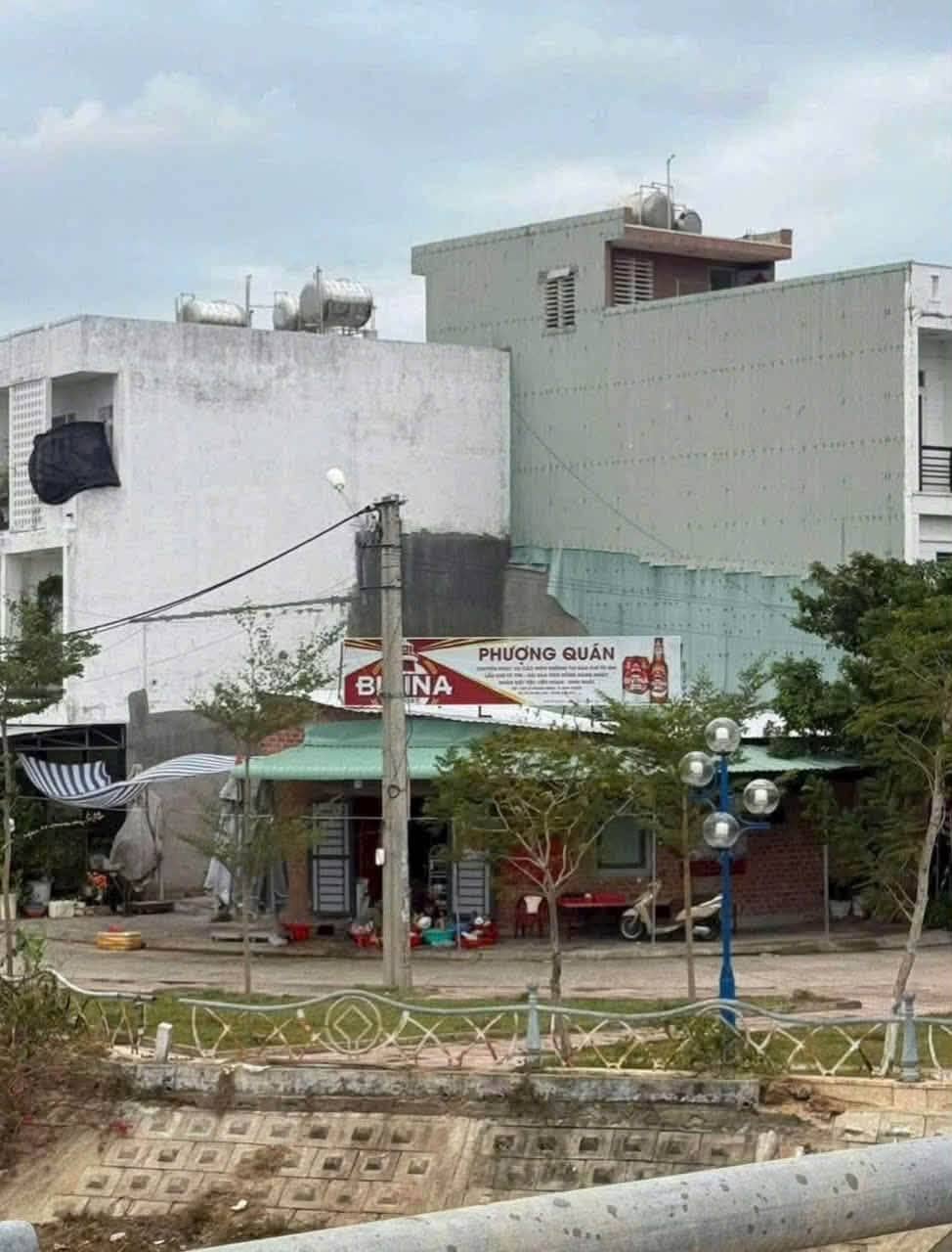 BÁN LÔ ĐẤT ÔM GÓC 2 MẶT TIỀN LÊ THANH NGHỊ TẶNG NHÀ CẤP 4