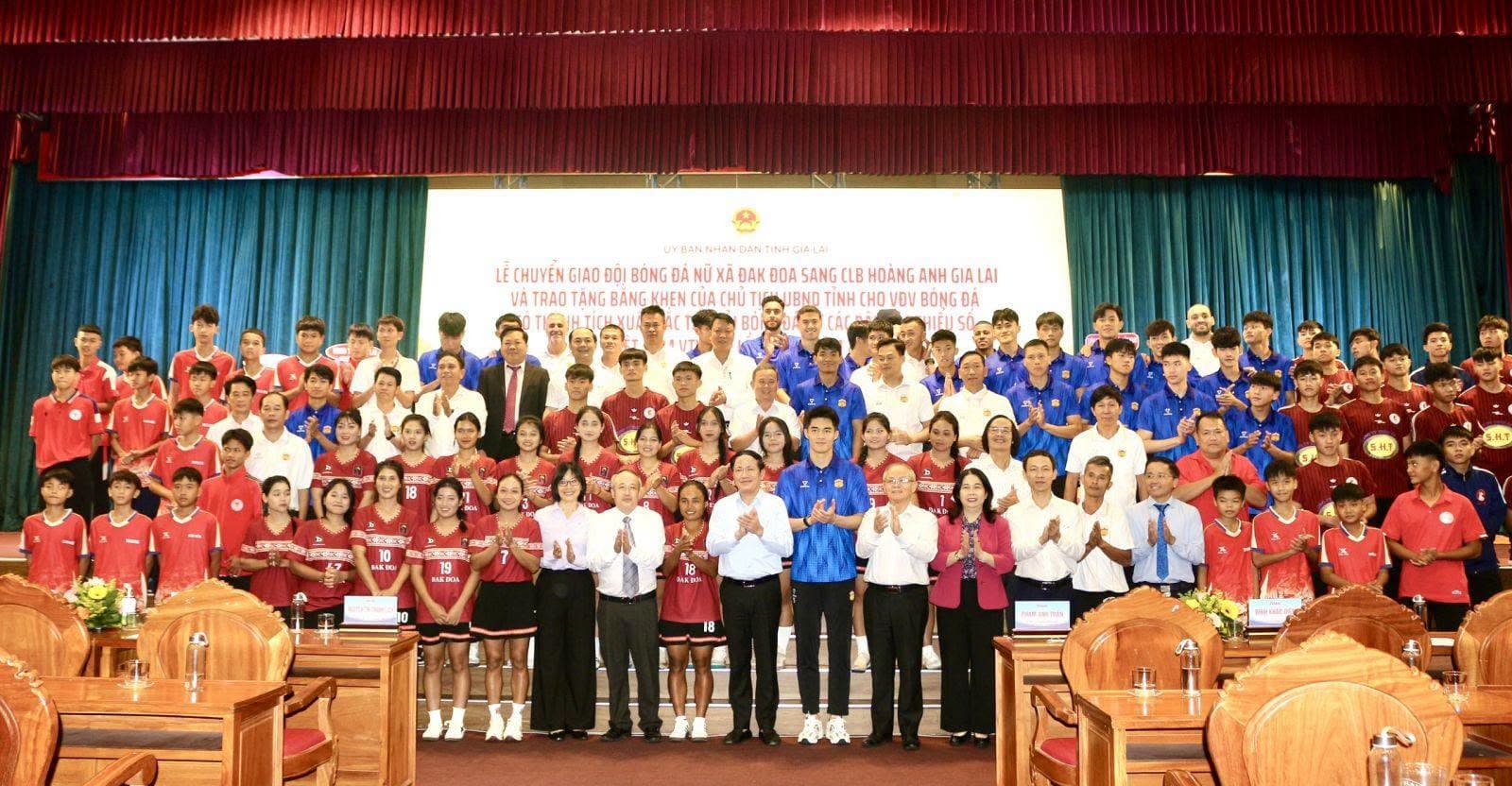 GIA LAI: LỄ CHUYỂN GIAO ĐỘI BÓNG ĐÁ NỮ ĐAK ĐOA SANG CLB HOÀNG ANH GIA LAI