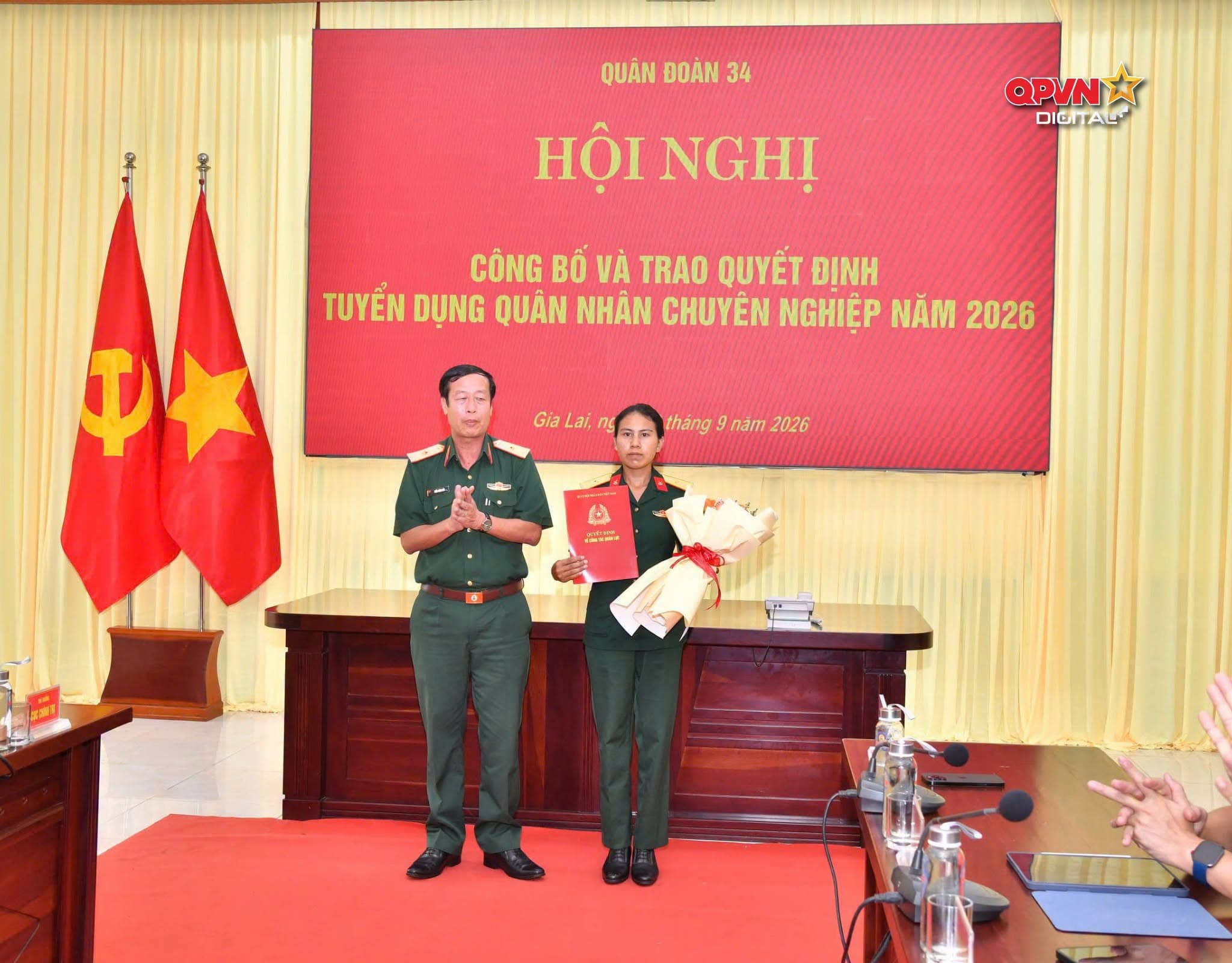 CHỒNG HY SINH CỨU DÂN, VỢ ĐƯỢC TUYỂN DỤNG VÀO QUÂN ĐỘI