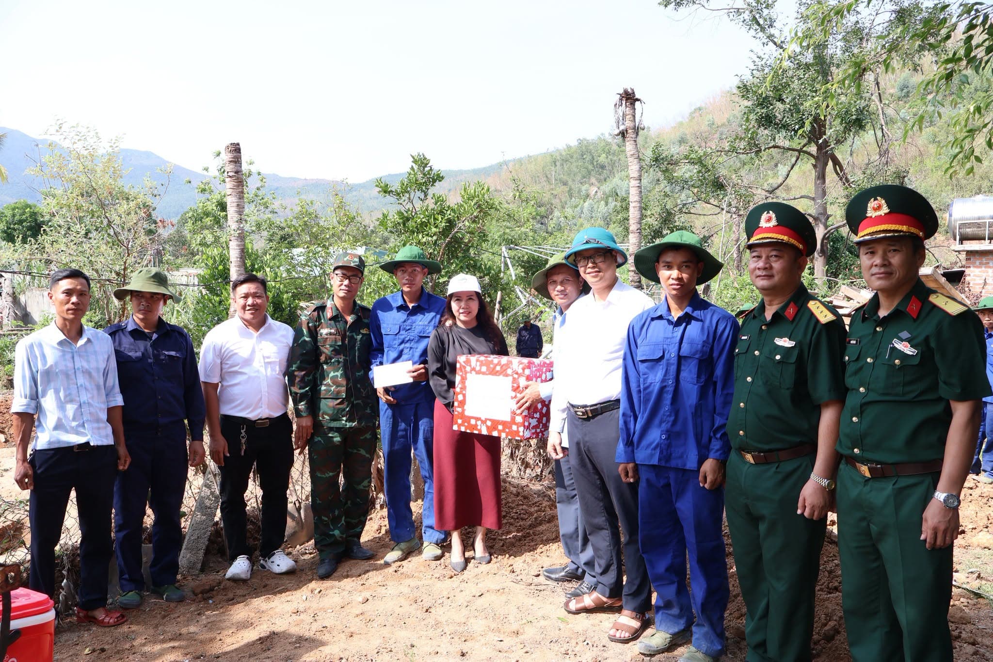 Lãnh đạo phường Quy Nhơn Nam thăm, động viên lực lượng tìm kiếm hài cốt liệt sĩ