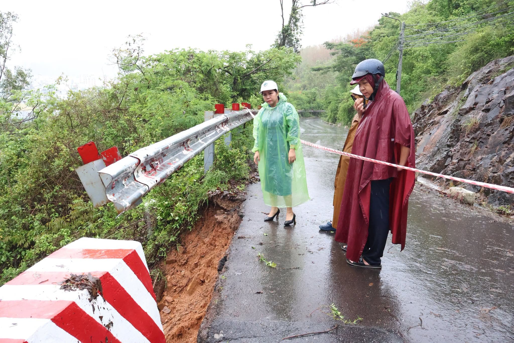 Lãnh đạo phường Quy Nhơn Nam trực tiếp chỉ đạo khắc phục các điểm sạt lở